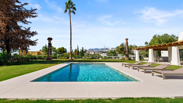 Villa de lujo con vistas al mar en venta en El Rosario Marbella Este – Residencia contemporánea de estilo ibicenco en Marbella Este