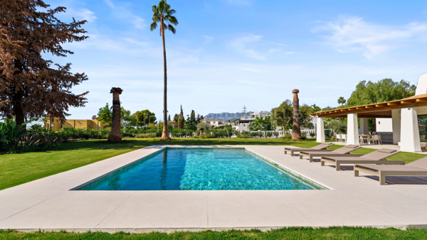 Villa de lujo con vistas al mar en venta en El Rosario Marbella Este – Residencia contemporánea de estilo ibicenco en Marbella Este