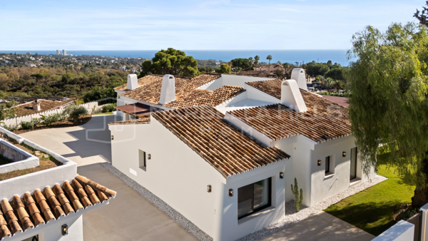 Villa de lujo con vistas al mar en venta en El Rosario Marbella Este – Residencia contemporánea de estilo ibicenco en Marbella Este