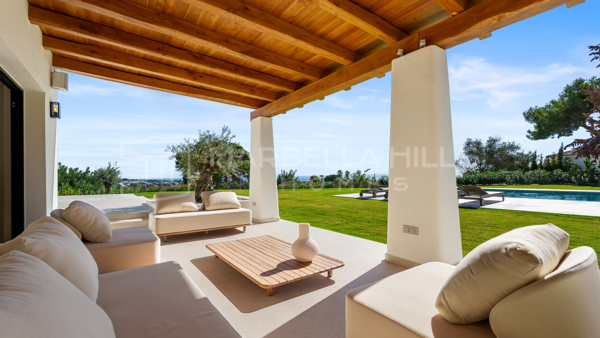 Villa de lujo con vistas al mar en venta en El Rosario Marbella Este – Residencia contemporánea de estilo ibicenco en Marbella Este