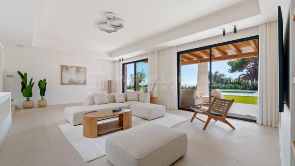 Villa de lujo con vistas al mar en venta en El Rosario Marbella Este – Residencia contemporánea de estilo ibicenco en Marbella Este