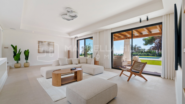 Villa de lujo con vistas al mar en venta en El Rosario Marbella Este – Residencia contemporánea de estilo ibicenco en Marbella Este