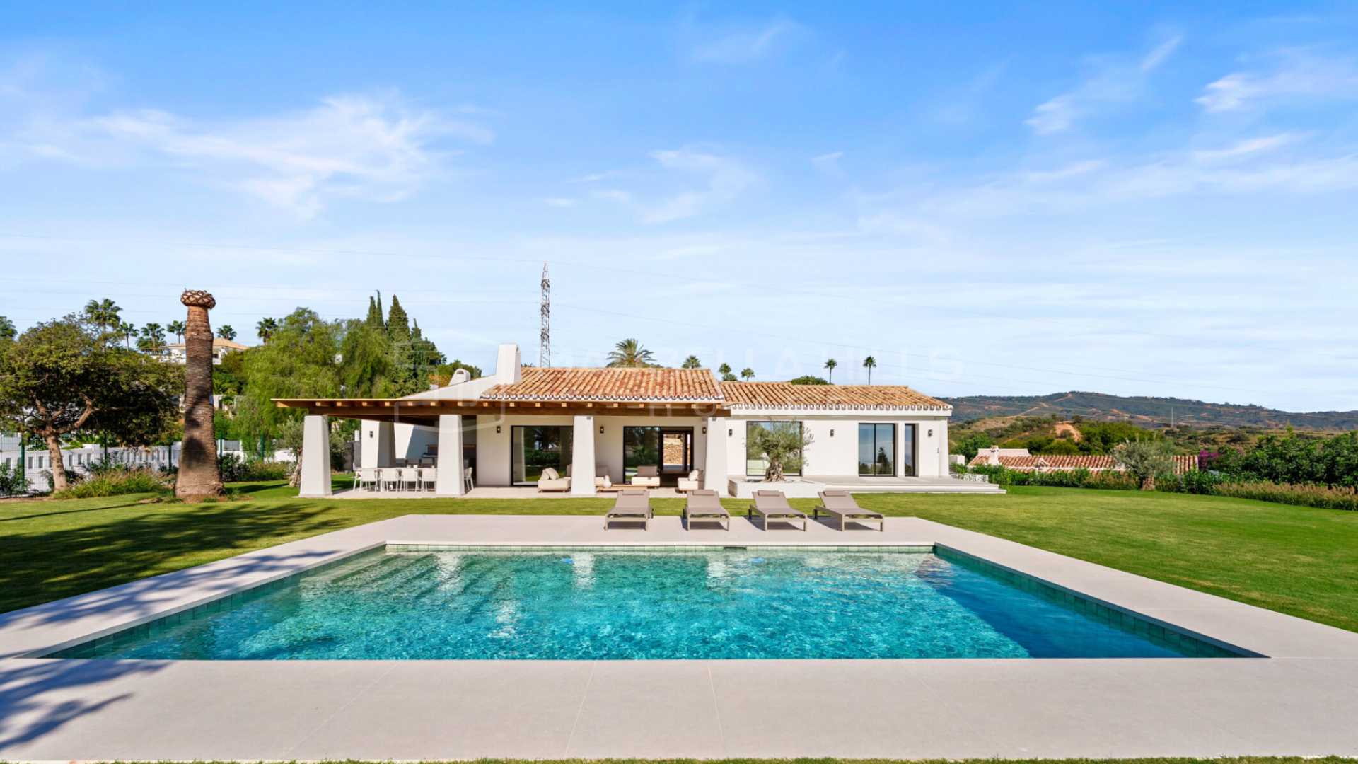 Villa de lujo con vistas al mar en venta en El Rosario Marbella Este – Residencia contemporánea de estilo ibicenco en Marbella Este