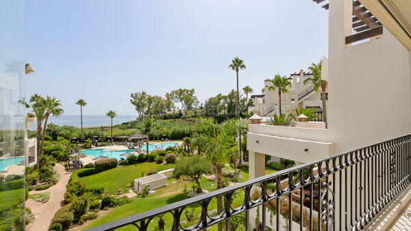 Luxusapartment in erster Strandlinie zwischen Marbella und Estepona zu verkaufen – vollständig renoviert und schlüsselfertig