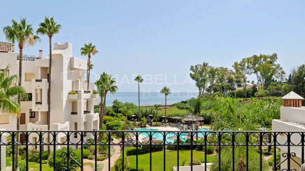 Apartamento de lujo en primera línea de playa en venta entre Marbella y Estepona – totalmente reformado y listo para entrar a vivir