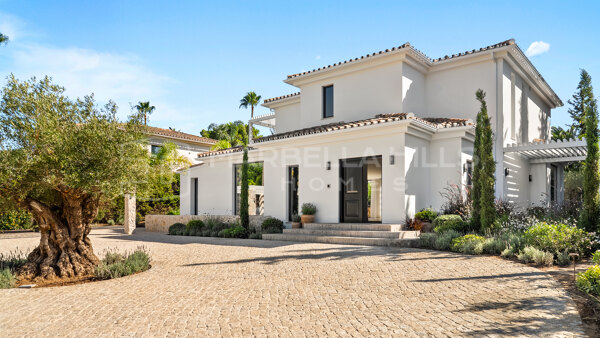 Architectural Luxury Villa with Cinema, Spa and Golf Views in Las Brisas, Nueva Andalucía