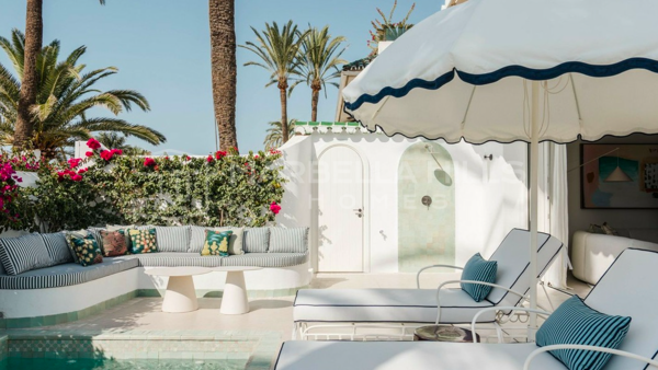 Casa adosada de lujo en primera línea de playa en Oasis Club Marbella – Residencia en la Milla de Oro cerca de Puente Romano