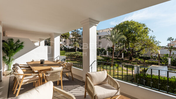 Duplex penthouse rénové avec solarium à vendre à Aloha Gardens, Nueva Andalucía – Marbella