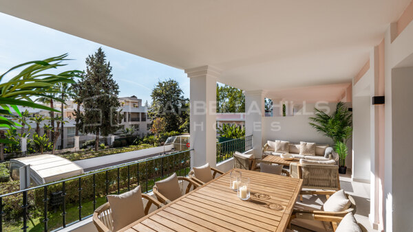 Duplex penthouse rénové avec solarium à vendre à Aloha Gardens, Nueva Andalucía – Marbella