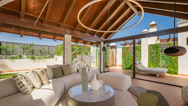 Luxus-Penthouse in erster Strandlinie mit Dachterrasse in Bahía del Velerín – Zwischen Marbella und Estepona