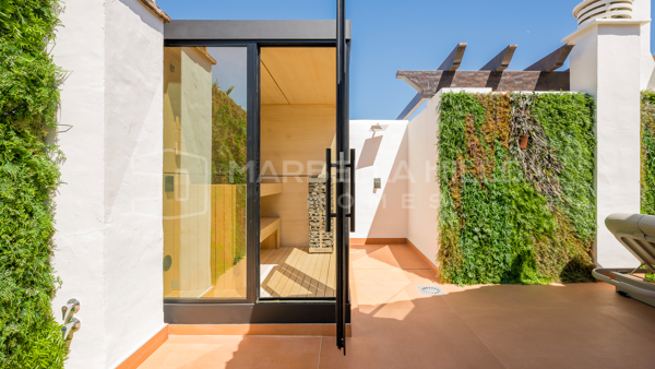 Luxus-Penthouse in erster Strandlinie mit Dachterrasse in Bahía del Velerín – Zwischen Marbella und Estepona