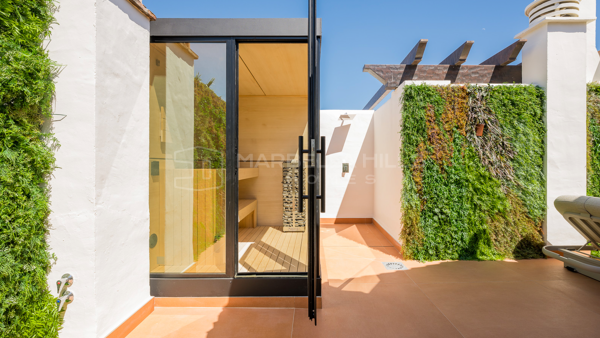 Luxus-Penthouse in erster Strandlinie mit Dachterrasse in Bahía del Velerín – Zwischen Marbella und Estepona