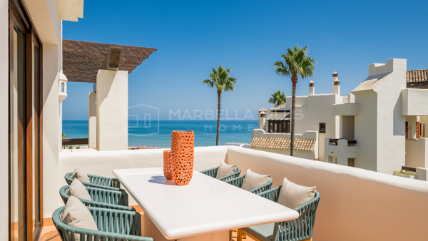 Luxus-Penthouse in erster Strandlinie mit Dachterrasse in Bahía del Velerín – Zwischen Marbella und Estepona