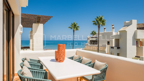 Luxus-Penthouse in erster Strandlinie mit Dachterrasse in Bahía del Velerín – Zwischen Marbella und Estepona