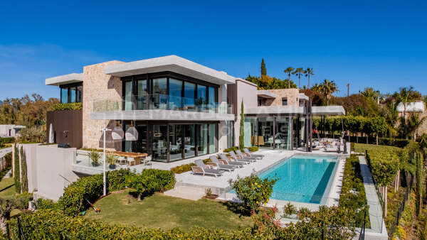 Moderne Luxusvilla zum Verkauf in La Quinta, Benahavís mit Panoramablick auf das Meer