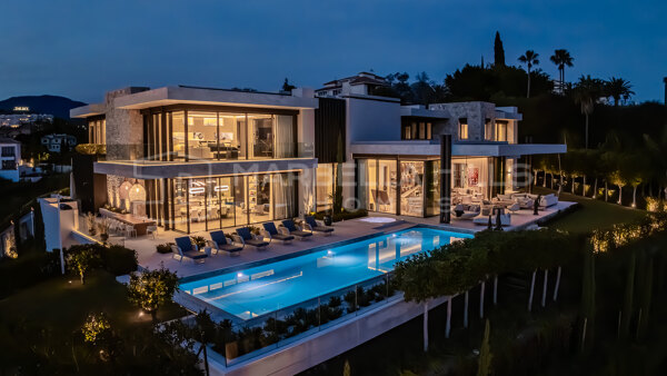 Moderne Luxusvilla zum Verkauf in La Quinta, Benahavís mit Panoramablick auf das Meer