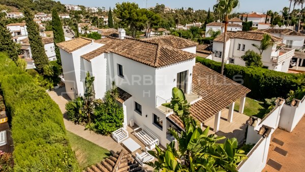 Elegante Villa Reformada en Venta en Marbella Country Club – Nueva Andalucía