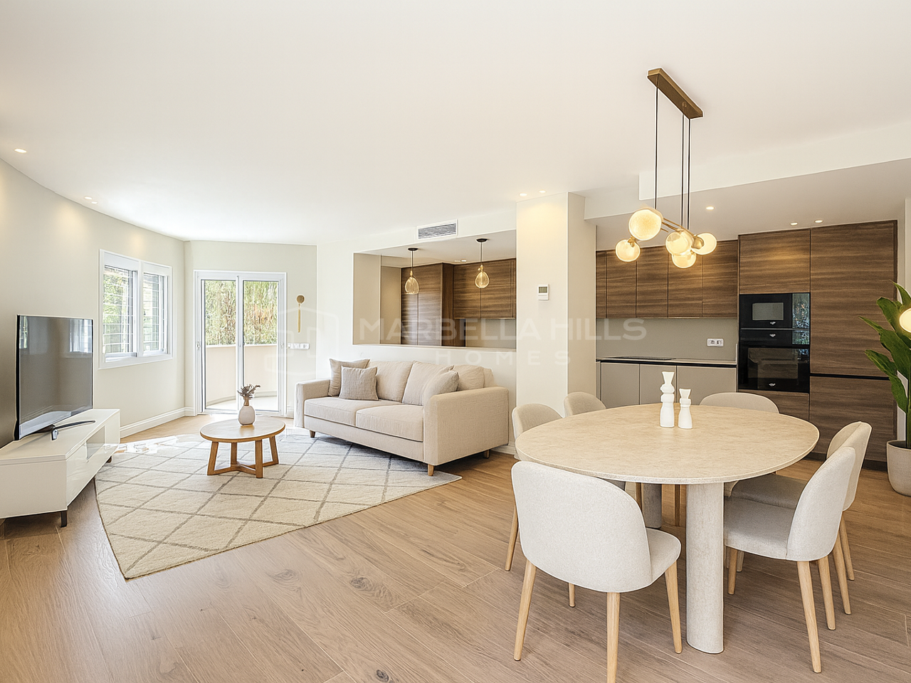 Apartamento Reformado de 3 Dormitorios en Venta en Estepona, a un Paso del Puerto y la Playa