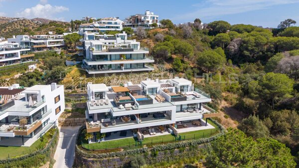Contemporary Duplex Penthouse with Panoramic Sea Views in Marbella East