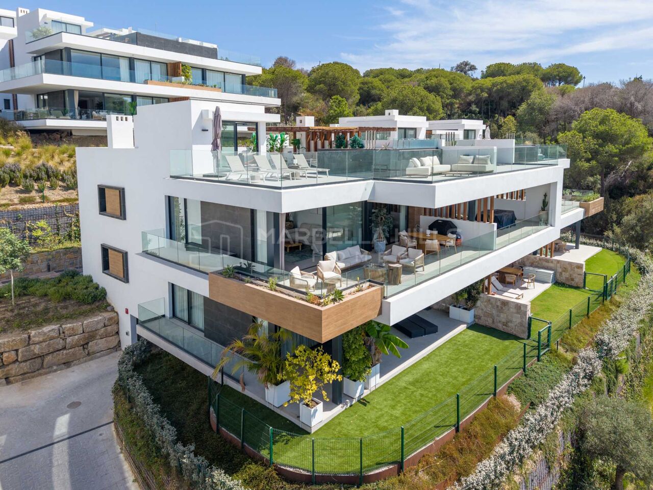 Zeitgenössisches Duplex-Penthouse mit Panoramablick auf das Meer in Marbella Ost