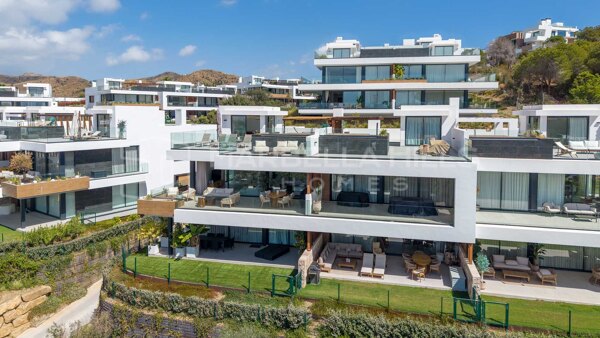 Contemporary Duplex Penthouse with Panoramic Sea Views in Marbella East