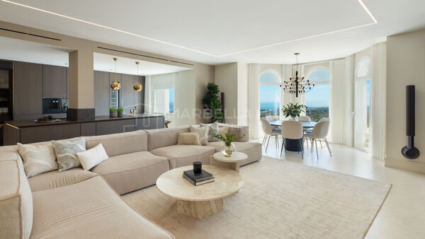 Ático de Lujo Reformado con Vistas al Mar en la Milla de Oro de Marbella