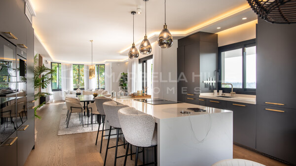 Villa moderne de 5 chambres à vendre à La Quinta, Benahavís – vues sur la mer, le golf et la montagne