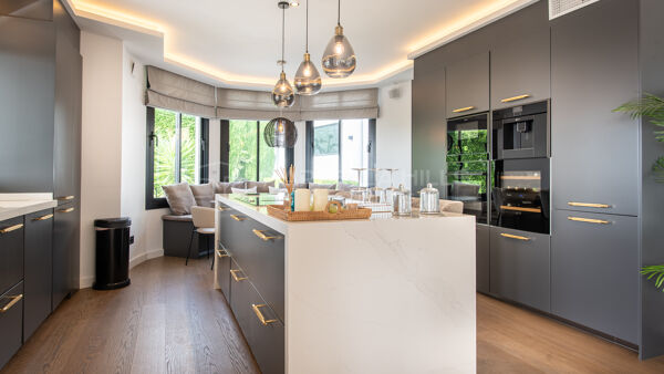 Villa moderne de 5 chambres à vendre à La Quinta, Benahavís – vues sur la mer, le golf et la montagne