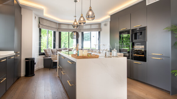 Villa moderne de 5 chambres à vendre à La Quinta, Benahavís – vues sur la mer, le golf et la montagne