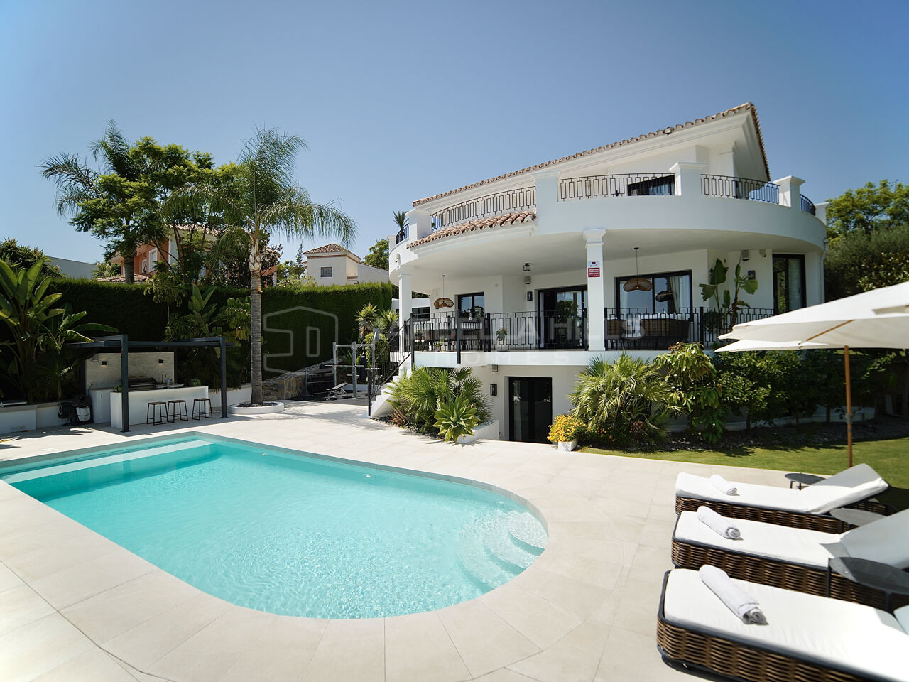 Villa moderne de 5 chambres à vendre à La Quinta, Benahavís – vues sur la mer, le golf et la montagne