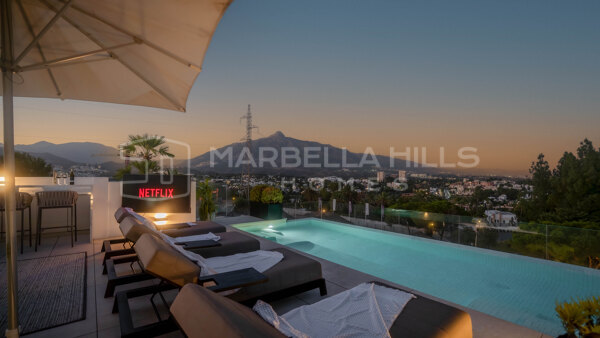 Villa contemporánea de lujo en venta en Nueva Andalucía Marbella – Urbanización cerrada en Celeste Marbella