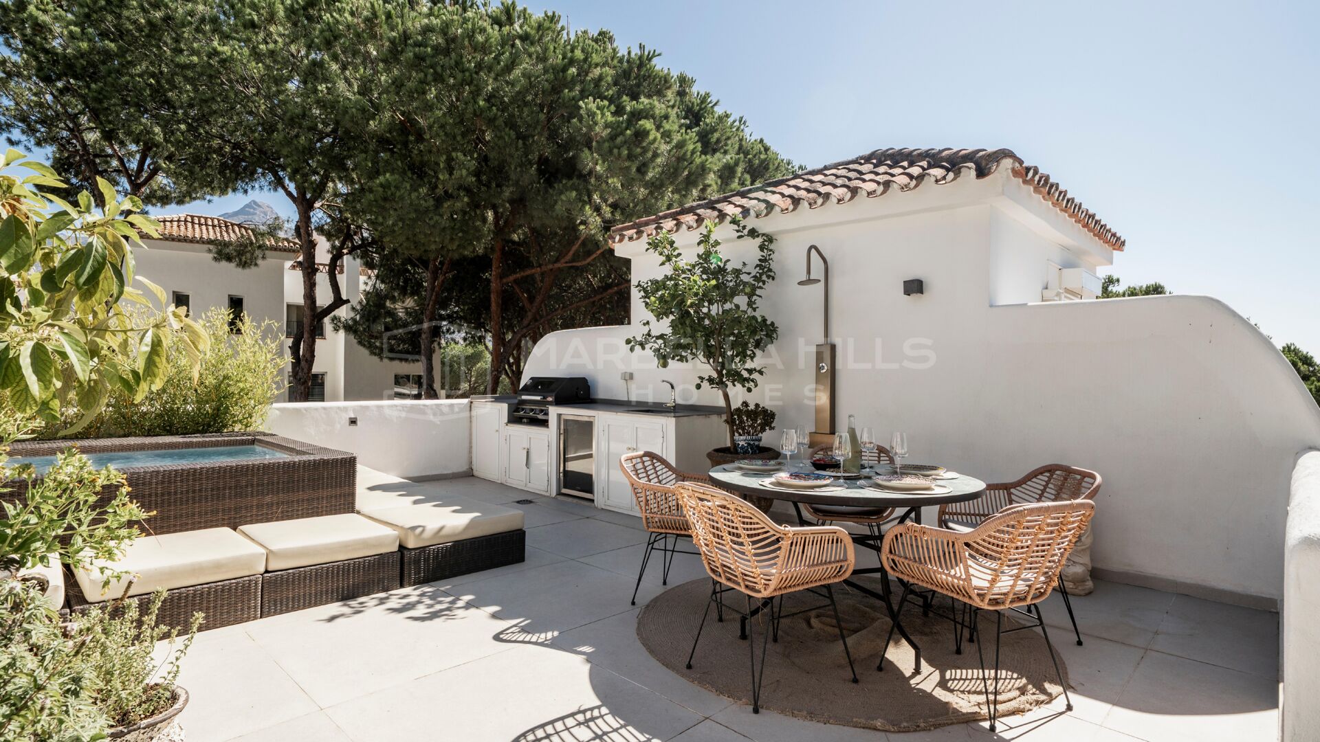 Modernes Duplex mit Dachterrasse und Panoramablick in Los Pinos de Aloha – Nueva Andalucía, Marbella
