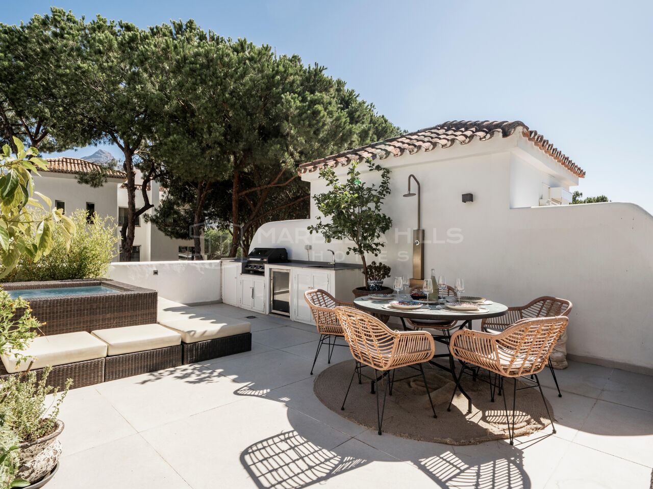 Duplex moderne avec solarium et vues panoramiques à Los Pinos de Aloha – Nueva Andalucía, Marbella