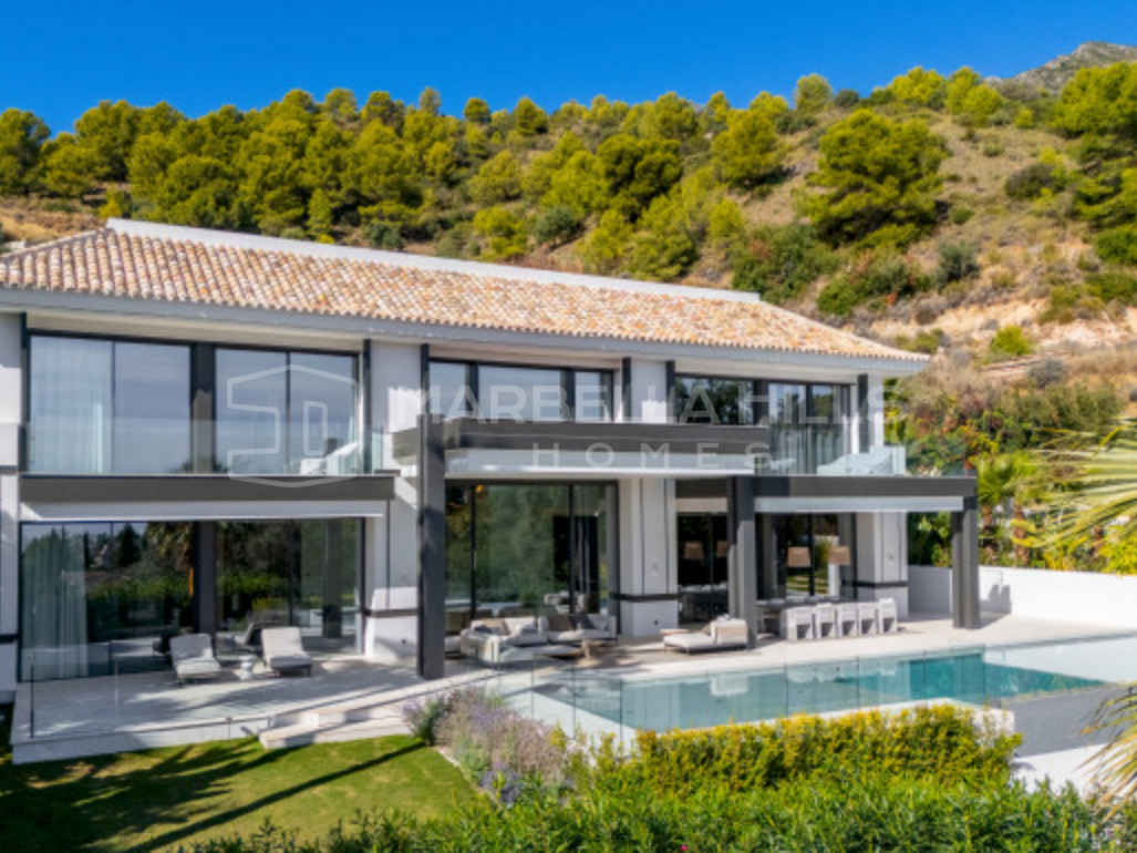 Villa contemporánea en venta en Sierra Blanca, Marbella en la Milla de Oro con vistas panorámicas al mar