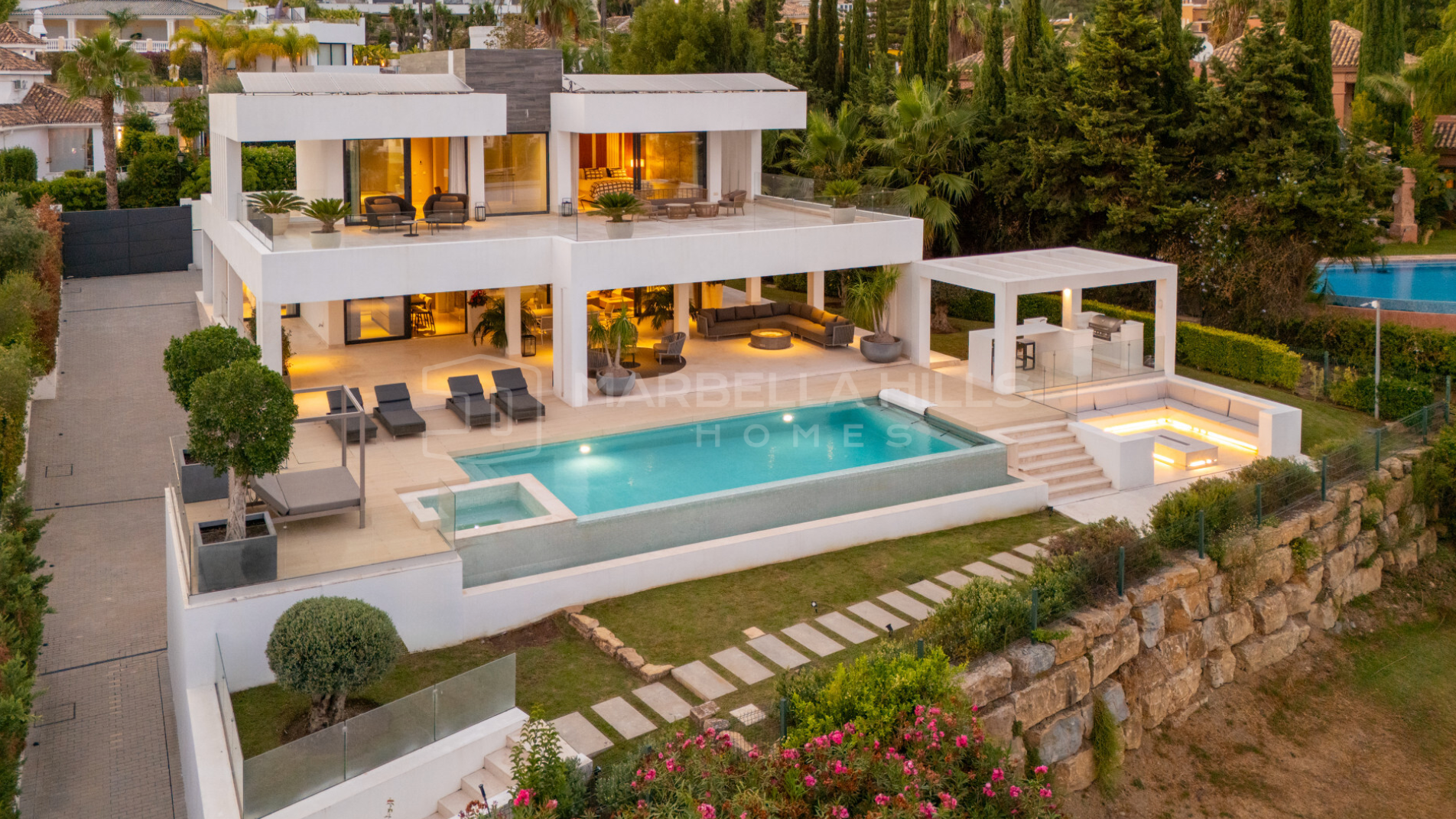 Luxury Frontline Golf Villa for Sale in Nueva Andalucía Marbella | Modern Golf Valley Property
