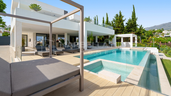 Luxury Frontline Golf Villa for Sale in Nueva Andalucía Marbella | Modern Golf Valley Property