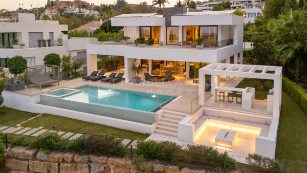 Luxury Frontline Golf Villa for Sale in Nueva Andalucía Marbella | Modern Golf Valley Property