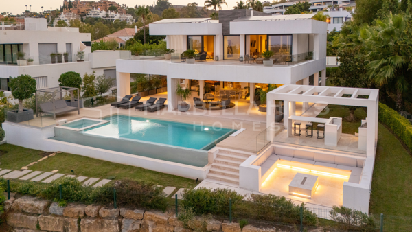 Luxury Frontline Golf Villa for Sale in Nueva Andalucía Marbella | Modern Golf Valley Property