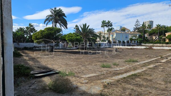 Terrain en première ligne de mer avec projet et permis à Rancho Park, Marbella Est