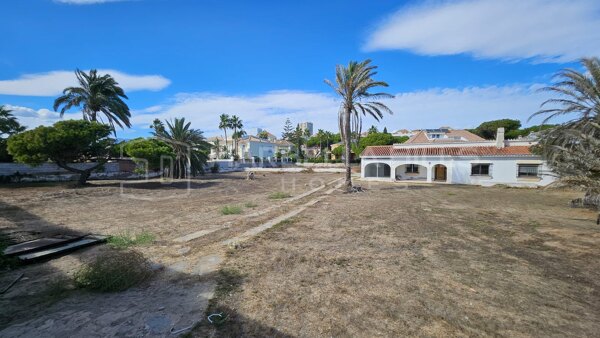 Terrain en première ligne de mer avec projet et permis à Rancho Park, Marbella Est