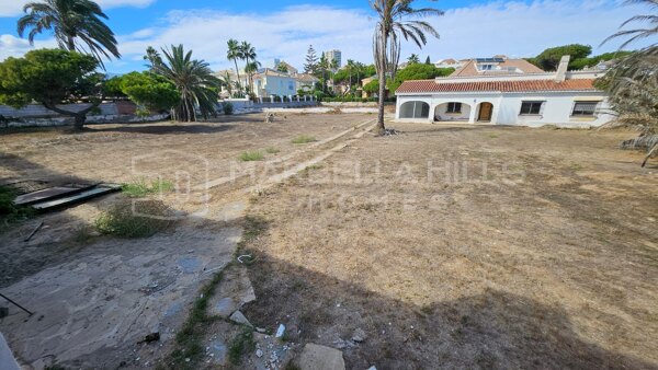 Terrain en première ligne de mer avec projet et permis à Rancho Park, Marbella Est