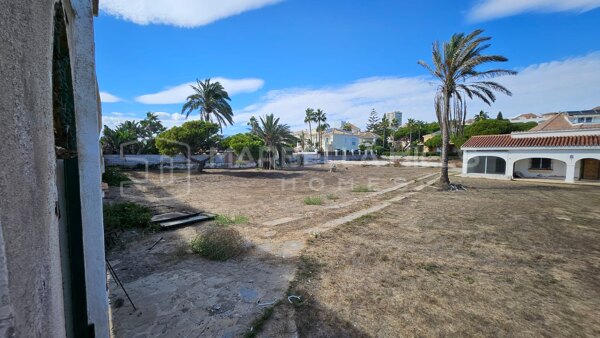 Terrain en première ligne de mer avec projet et permis à Rancho Park, Marbella Est