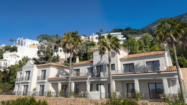 Villas de lujo de 3-4 dormitorios con vistas panorámicas al mar y al lago en las colinas de Istán, Marbella