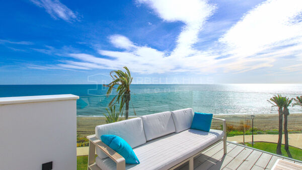 Maison de ville de luxe en première ligne de plage à Estepona | Résidence contemporaine avec vue sur la mer sur la Costa del Sol