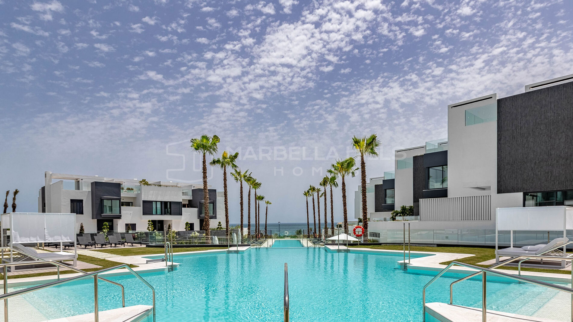 Maison de ville de luxe en première ligne de plage à Estepona | Résidence contemporaine avec vue sur la mer sur la Costa del Sol