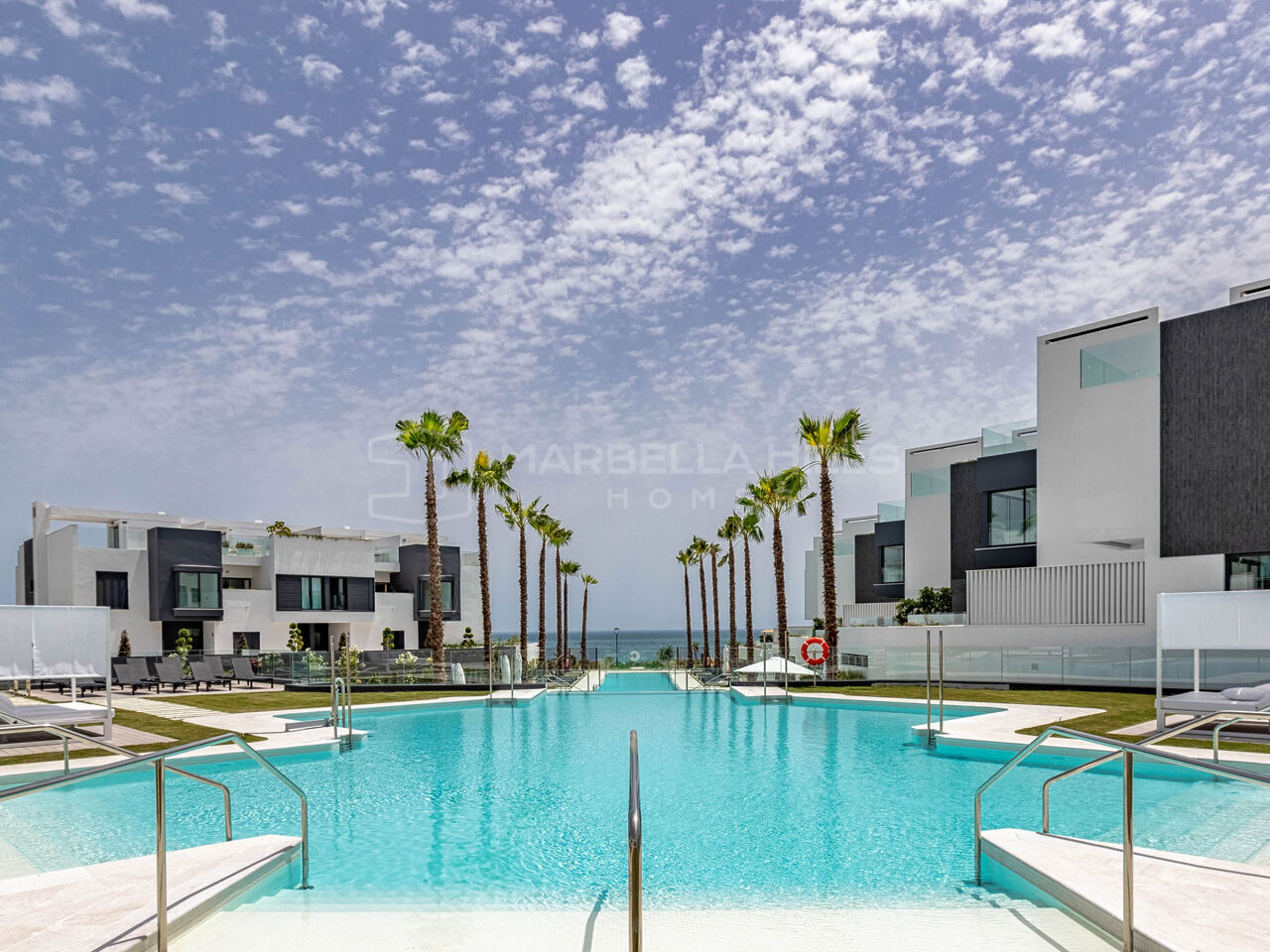 Maison de ville de luxe en première ligne de plage à Estepona | Résidence contemporaine avec vue sur la mer sur la Costa del Sol