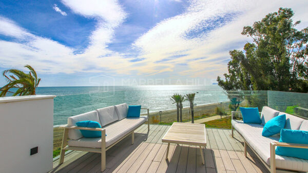 Maison de ville de luxe en première ligne de plage à Estepona | Résidence contemporaine avec vue sur la mer sur la Costa del Sol