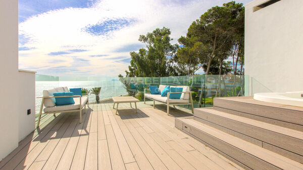 Maison de ville de luxe en première ligne de plage à Estepona | Résidence contemporaine avec vue sur la mer sur la Costa del Sol