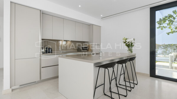Villa moderne de 5 chambres à vendre à Cabopino, Marbella Est