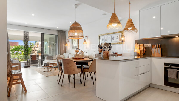 Apartamento moderno en planta baja con jardín privado en Estepona Golf